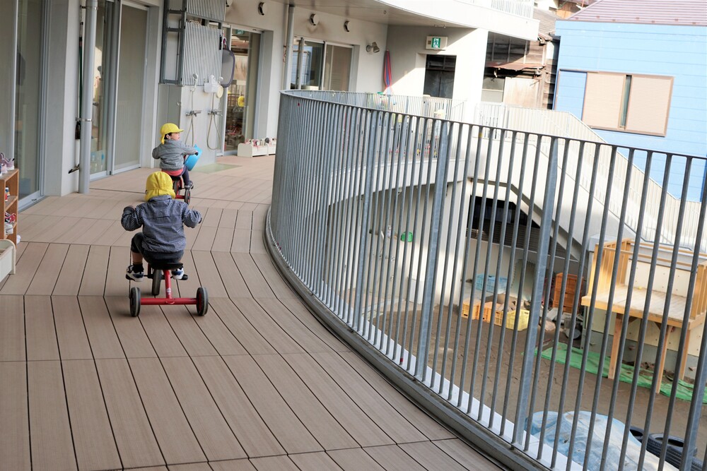 <BR><br />
広いベランダは開放的で、雨でも三輪車で遊ぶことが出来ます。３階の中にはロープブランコやカラーハウスがあり、０歳児や１歳児が安心して遊ぶことが出来る空間です。